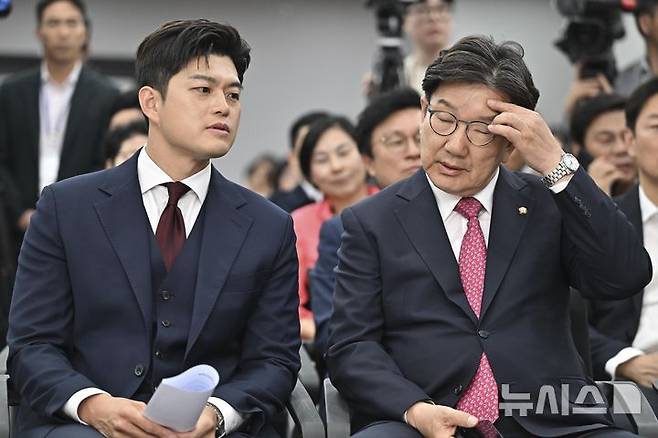 [서울=뉴시스] 조성봉 기자 = 김용태 국민의힘 비상대책위원장과 권성동 원내대표가 4일 서울 여의도 중앙당사에서 열린 제21대 대통령선거 국민의힘 중앙선거대책위원회 해단식에서 대화를 나누고 있다. (공동취재) 2025.06.02. photo@newsis.com