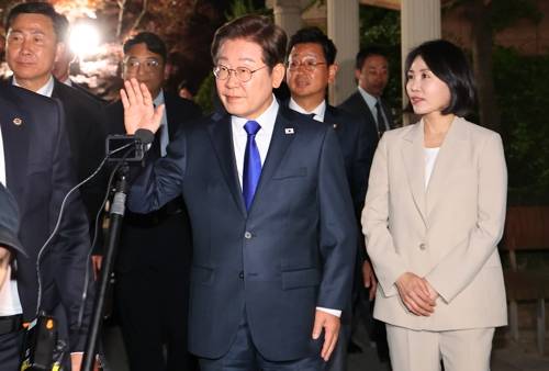 인사하는 이재명 후보 인사하는 이재명 후보     (인천=연합뉴스) 임순석 기자 = 제21대 대통령 선거에서 당선이 유력한 더불어민주당 이재명 후보가 김혜경 여사와 3일 인천 계양구 자택을 나서며 주민들과 인사하고 있다. 2025.6.4     soonseok02@yna.co.kr (끝)   <저작권자(c) 연합뉴스, 무단 전재-재배포, AI 학습 및 활용 금지>