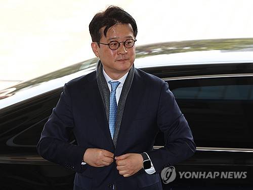 이창수 서울중앙지검장 사의 표명 (서울=연합뉴스) 이창수 서울중앙지검장이 전격 사의를 표명한 것으로 20일 확인됐다.     법조계에 따르면 이 지검장은 이날 법무부에 사의를 표명했다. 이 지검장은 건강상의 이유로 사직의 뜻을 밝힌 것으로 알려졌다.      사진은 지난 3월 13일 탄핵소추가 기각된 뒤 서울중앙지검으로 출근하는 이 지검장.  2025.5.20 [연합뉴스 자료사진] photo@yna.co.kr