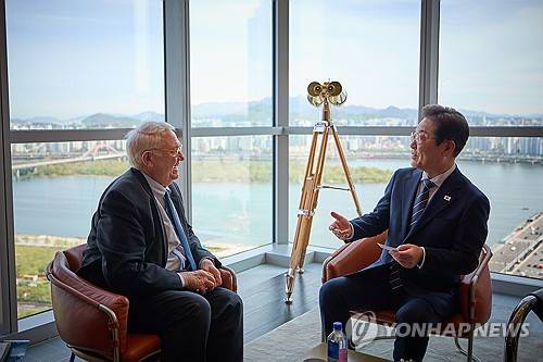 지난 4월 민주당 대선 경선 후보 당시 존 햄리 미국 전략국제문제연구소(CSIS) 소장과 면담하는 이재명 대통령 [이재명 후보 캠프 제공]