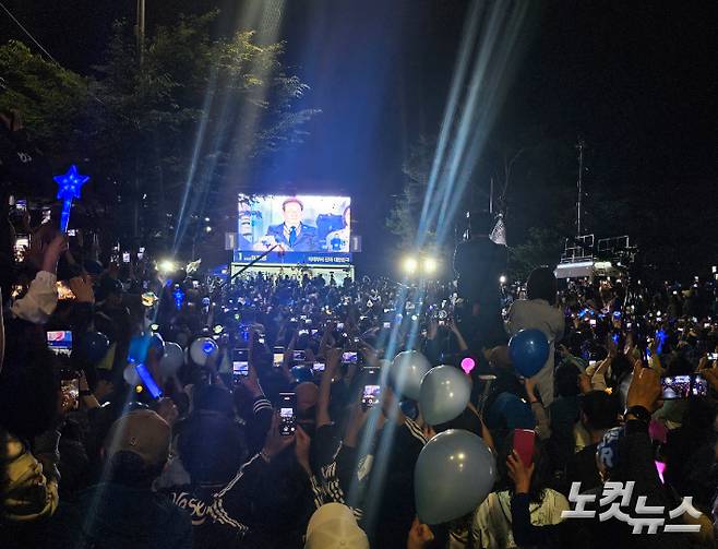 더불어민주당 이재명 대선 후보가 4일 새벽 국회 앞을 찾았다. 나채영 기자