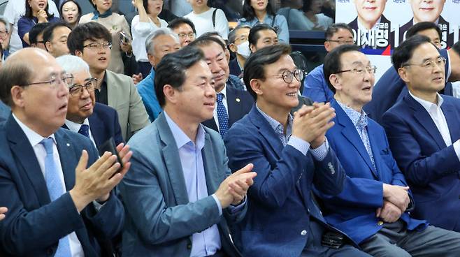 3일 대통령 선거 방송 3사 출구조사를 보고 있는 부산 민주당 선대위. 김영춘 전 해수부 장관(왼쪽 두번째)과 전재수 의원(오른쪽 세번째). 부산 민주당 제공