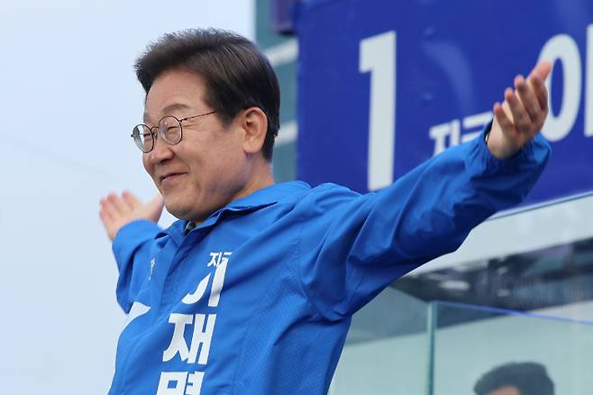 이재명 더불어민주당 대선 후보가 선거를 이틀 앞둔 지난 1일 부산광역시 부산역광장에서 유세장을 가득 메운 시민들을 향해 인사하고 있다. 연합뉴스