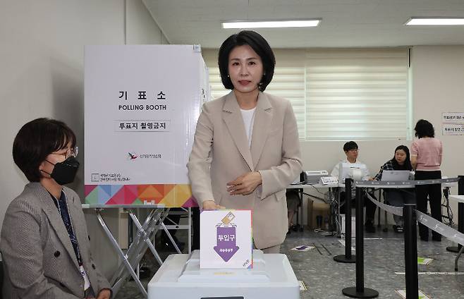 지난 5월 29일 더불어민주당 이재명 대선 후보의 배우자 김혜경 여사가 부산시 동구 초량2동 행정복지센터에 마련된 사전투표소에서 투표하고 있다. 연합뉴스