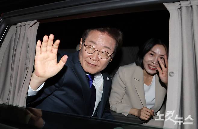 제21대 대통령 당선이 확실시되는 더불어민주당 이재명 대선 후보와 김혜경 여사가 4일 서울 여의도 국회 앞에 마련된 더불어민주당 국민 개표방송 행사를 마친 후 차량에 탑승해 인사하고 있다. 류영주 기자