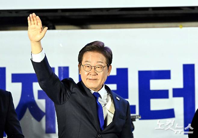 이재명 대통령이 당선이 확실시된 후 4일 서울 여의도 국회앞에 마련된 더불어민주당의 국민개표방송시청 현장에서  지지자들에게 감사 인사를 하고있다. 류영주 기자