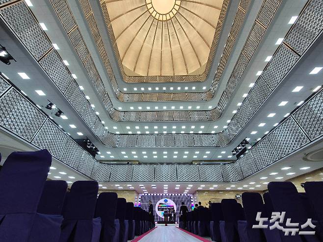 3일 국회 로텐더홀에서 관계자들이 제21대 대통령 취임식을 준비하고 있다. 황진환 기자