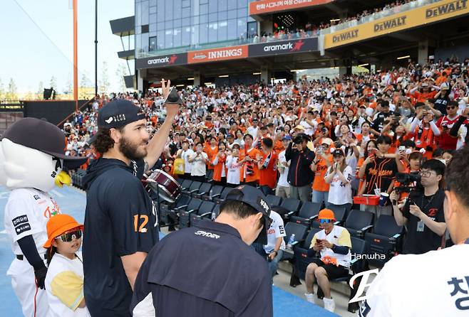 한화 코디 폰세가 3일 kt와 홈 경기에서 승리를 거둔 뒤 만원 관중 앞에서 수훈 선수 인터뷰를 하고 있다. 한화