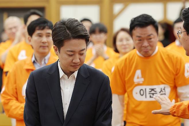 개혁신당 이준석 대선 후보가 3일 방송 3사 출구조사 발표를 확인한 뒤 서울 국회 여의도 의원회관에 마련된 당 개표상황실에 도착하고 있다. 연합뉴스