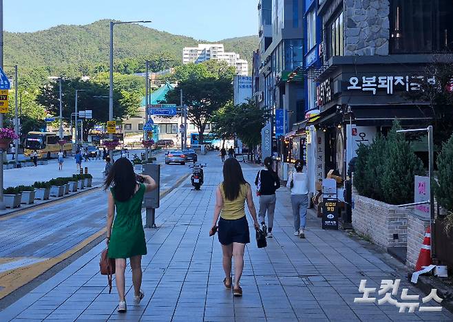 4일 부산 해운대구 구남로에서 시민들이 걸음을 옮기고 있다. 김혜민 기자