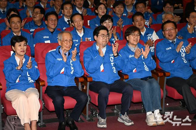 윤여준·박찬대 더불어민주당 상임총괄선대위원장을 비롯한 선대위 지도부가 지난 3일 서울 여의도 국회 의원회관에 마련된 민주당 개표 상황실에서 제21대 대통령 선거 방송 3사 출구조사 결과를 지켜보며 환호하고 있다. 류영주 기자