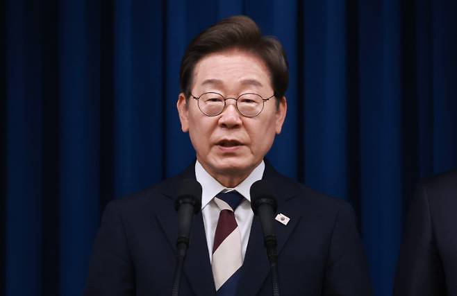 이재명 대통령이 4일 서울 용산 대통령실 청사에서 국무총리 후보자로 김민석 의원(왼쪽), 대통령비서실장으로 강훈식 의원 등 첫 인선을 발표하고 있다. 연합뉴스