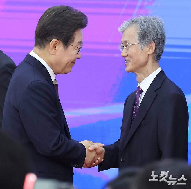 이재명 제21대 대통령이 4일 오전 서울 여의도 국회 로텐더 홀에서 취임선서식을 마친 뒤 조희대 대법원장과 인사하고 있다. 윤창원 기자