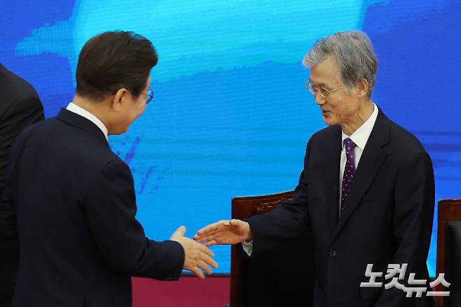 이재명 대통령이 4일 국회 로텐더홀에서 열린 취임선서에서 조희대 대법원장과 악수하고 있다. 국회사진기자단