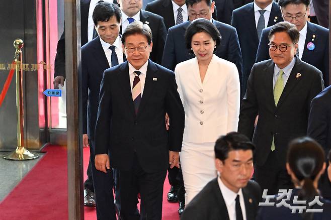 이재명 대통령과 김혜경 여사가 4일 서울 여의도 국회 의사당 중앙홀(로텐더홀)에서 열린 제21대 대통령 취임선서에 참석하고 있다. 윤창원 기자