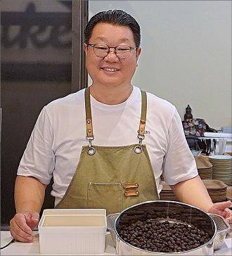 차상화 두베이커피플랫폼 대표가 전남 화순군 도곡면에 있는 커피 매장에서 직접 생산한 커피 원두를 보여주고 있다.