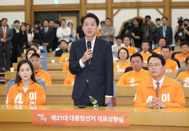 3일 국회에서 이준석 개혁신당 후보가 지상파 3사 출구조사 결과 발표 직후 소감을 밝히고 있다. 연합뉴스