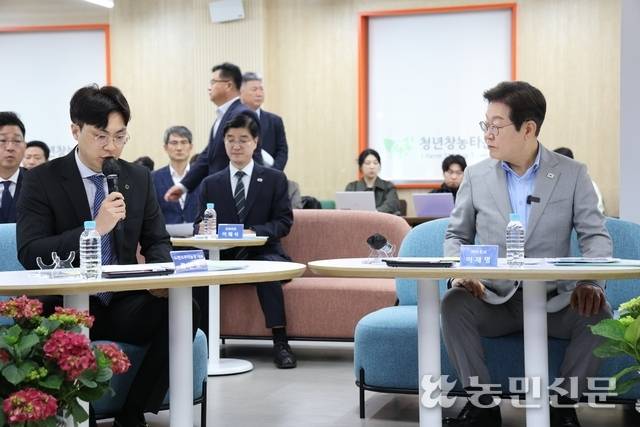 4월25일 전남 나주 전남도농업기술원에서 열린 농업과학기술 진흥 간담회에서 이재명 당시 더불어민주당 대선 예비후보가 청년 농민의 요구 사항을 듣고 있다. 나주=김병진 기자