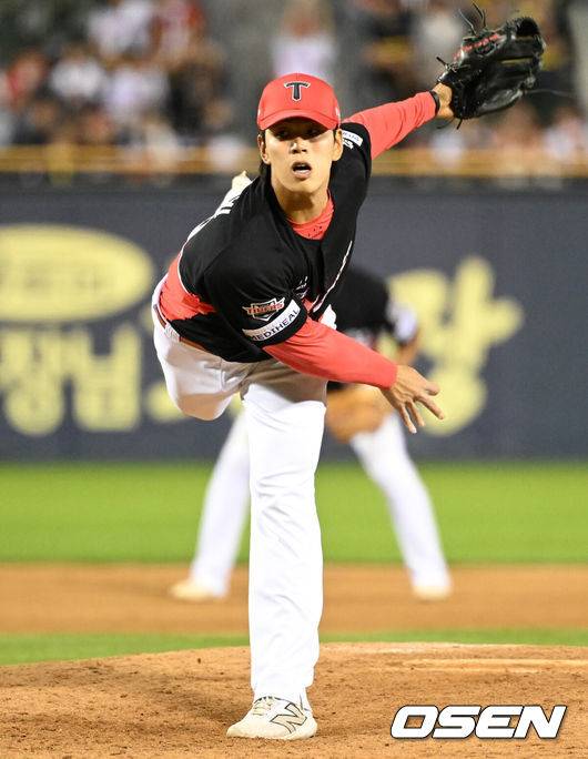 [OSEN=잠실, 이대선 기자] KIA가 이승엽 감독이 자진 사퇴한 두산을 제물로 5할 승률 복귀에 성공했다.&nbsp;프로야구 KIA 타이거즈는 3일 서울 잠실구장에서 열린 2025 신한 SOL뱅크 KBO리그 두산 베어스와의 시즌 7차전에서 11-3으로 승리했다.9회말 KIA 홍원빈이 역투하고 있다. 2025.06.03 /sunday@osen.co.kr