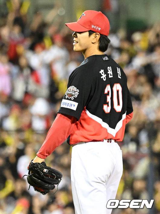 [OSEN=잠실, 이대선 기자] KIA가 이승엽 감독이 자진 사퇴한 두산을 제물로 5할 승률 복귀에 성공했다.&nbsp;프로야구 KIA 타이거즈는 3일 서울 잠실구장에서 열린 2025 신한 SOL뱅크 KBO리그 두산 베어스와의 시즌 7차전에서 11-3으로 승리했다.경기 종료 후 KIA 홍원빈이 미소를 짓고 있다. 2025.06.03 /sunday@osen.co.kr