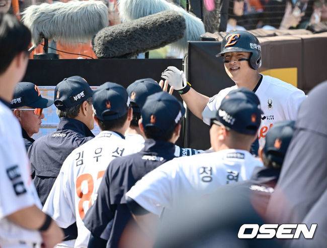 [OSEN=대전, 김성락 기자] 3일 오후 대전 한화생명볼파크에서 ‘2025 신한 SOL Bank KBO리그’ 한화 이글스와 KT 위즈의 경기가 열렸다.이날 홈팀 한화는 폰세, KT는 쿠에바스를 선발로 내세웠다.5회말 무사 1루 한화 이진영이 2점 홈런을 날린 뒤 더그아웃에서 동료 선수들과 기쁨을 나누고 있다. 2025.06.03 / ksl0919@osen.co.kr
