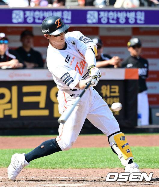 [OSEN=대전, 김성락 기자] 3일 오후 대전 한화생명볼파크에서 ‘2025 신한 SOL Bank KBO리그’ 한화 이글스와 KT 위즈의 경기가 열렸다.이날 홈팀 한화는 폰세, KT는 쿠에바스를 선발로 내세웠다.5회말 무사 1루 한화 이진영이 2점 홈런을 날리고 있다. 2025.06.03 / ksl0919@osen.co.kr