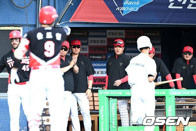 최원준 적시타의 기쁨도 잠시, 볼보이를 다급하게 부르는 윤도현