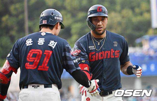 [OSEN=대구, 이석우 기자] 29일 대구삼성라이온즈파크에서 2025 신한 SOL 뱅크 KBO 리그 삼성 라이온즈와 롯데 자이언츠의 경기가 열렸다. 홈팀 삼성은 최원태가, 방문팀 롯데는 박세웅이 선발 출전했다. 롯데 자이언츠 레이예스가 1회초 2사 우월 솔로 홈런을 치고 하이파이브를 하고 있다. 2025.05.29 / foto0307@osen.co.kr