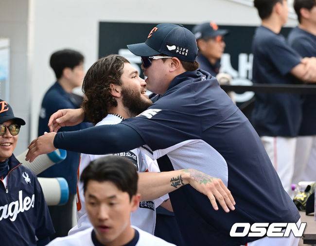 [OSEN=대전, 김성락 기자] 6회초 종료 후 한화 폰세, 류현진이 더그아웃에서 이야기를 나누고 있다. 2025.06.03 / ksl0919@osen.co.kr