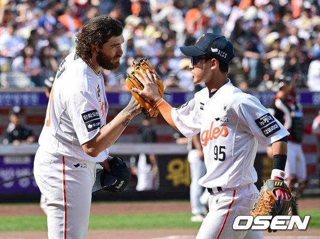 [OSEN=대전, 김성락 기자] 6회초 종료 후 한화 폰세, 황영묵이 하이파이브를 하고 있다. 2025.06.03 / ksl0919@osen.co.kr