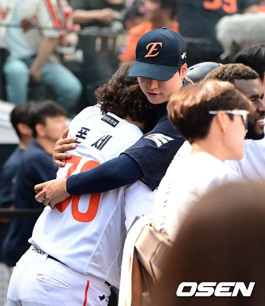 [OSEN=대전, 김성락 기자] 6회초 종료 후 한화 폰세, 엄상백이 더그아웃애서 포옹을 나누고 있다. 2025.06.03 / ksl0919@osen.co.kr