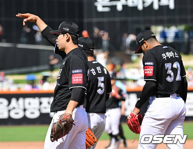 [OSEN=대전, 김성락 기자] 3일 오후 대전 한화생명볼파크에서 ‘2025 신한 SOL Bank KBO리그’ 한화 이글스와 KT 위즈의 경기가 열렸다.이날 홈팀 한화는 폰세, KT는 쿠에바스를 선발로 내세웠다.4회말 2사 1, 3루 한화 한화 하주석의 1루수 땅볼 때 KT 1루수 이정훈이 포구실책을 범한 뒤 비디오 판독을 요청하고 있다. 원심 세이프->비디오 판독 결과 세이프.  2025.06.03 / ksl0919@osen.co.kr