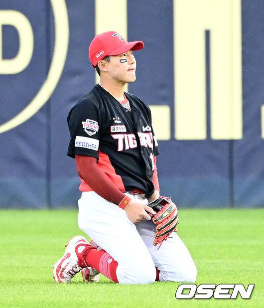 [OSEN=잠실, 이대선 기자] 3일 오후 서울 잠실야구장에서 2025 신한 SOL Bank KBO리그 두산 베어스와 KIA 타이거즈의 경기가 열렸다.두산은 곽빈, KIA는 양현종을 선발 투수로 내세웠다.5회말 2사 2루에서 KIA 최원준이 포구 실책으로 아쉬워하고 있다. 2025.06.03 /sunday@osen.co.kr