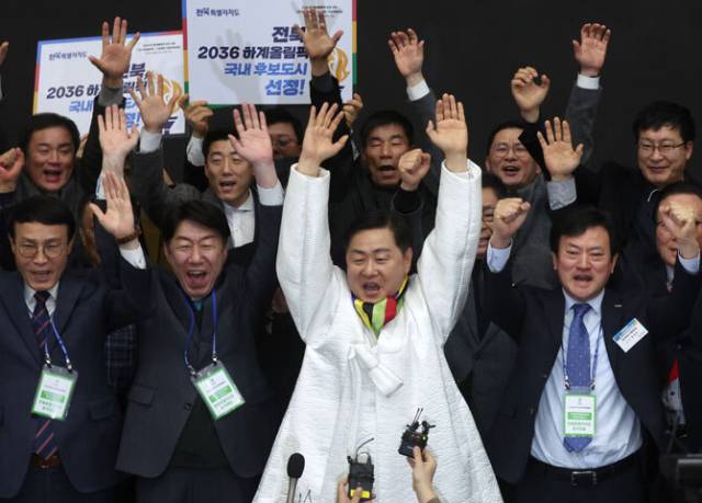 ▲김관영 전북지사가 전북의 2036 하계올림픽 유치 후보도시 선정 직후 관계자들과 만세를 외치고 있다. ⓒ전북특별자치도