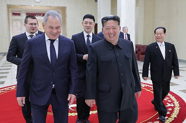 ▲ 북한 노동당 기관지 <로동신문>은 3월 22일 "경애하는 김정은동지께서 3월 21일 러시아 안전이사회대표단을 인솔하고 우리 나라를 방문하고 있는 안전리사회 서기장 세르게이 쇼이구(왼쪽에서 두 번째) 동지를 접견했다"라고 보도했다. ⓒ로동신문=뉴스1