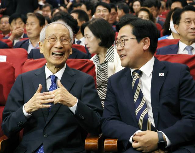 ▲더불어민주당 윤여준, 박찬대 상임총괄선대위원장이 4일 서울 여의도 국회 의원회관에서 열린 더불어민주당 중앙선거대책위원회 해단식에서 밝은 표정으로 대화하고 있다. ⓒ연합뉴스