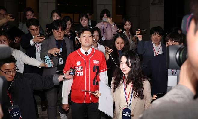 김용태 국민의힘 비상대책위원장이 3일 서울 여의도 국회 도서관에 마련된 제21대 대통령선거개표상황실에서 출구조사를 지켜본 후 이석하고 있다. 공동취재사진