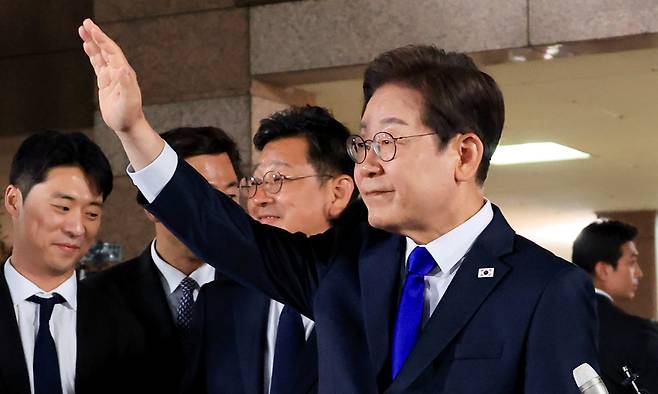 제21대 대통령 선거에서 당선이 확실시되는 더불어민주당 이재명 후보가 3일 밤 인천 계양구 자택을 나서며 주민과 지지자들을 향해 인사하고 있다. 연합뉴스