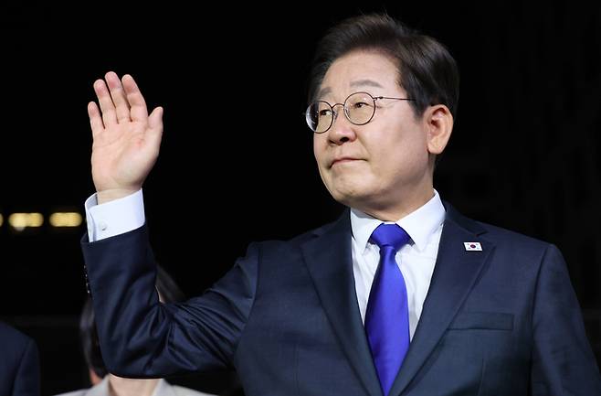 제21대 대통령 당선이 확실시되는 더불어민주당 이재명 대선 후보가 4일 선대위원장들에게 감사 인사를 하기 위해 서울 여의도 당사로 들어가고 있다. 연합뉴스