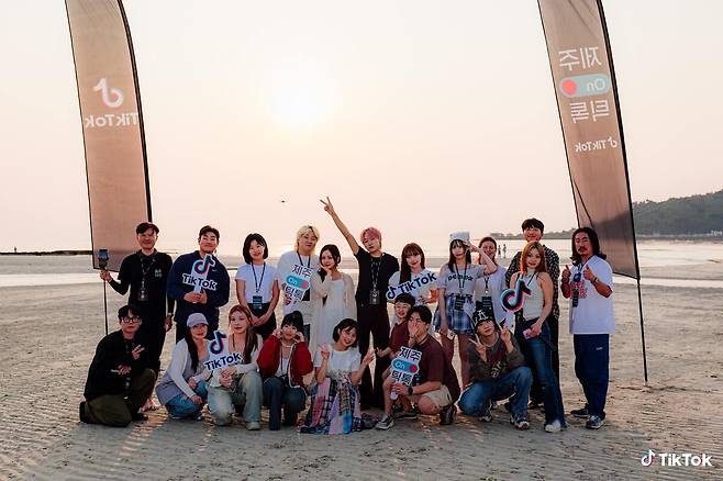 틱톡의 관광 캠페인 ‘ConnectByTourism：＃제주On틱톡’ 콘텐츠 제작에 참여한 틱톡 크리에이터들이 다양한 포즈를 취하고 있다. 틱톡 제공