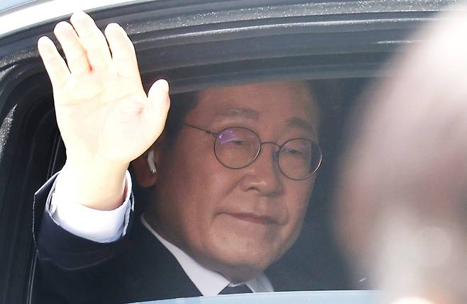 이재명 대통령이 4일 오후 서울 여의도 국회에서 제21대 대통령 취임선서식을 마치고 용산 대통령실로 이동하며 차 안에서 시민들에게 손 인사를 하고 있다. 뉴시스