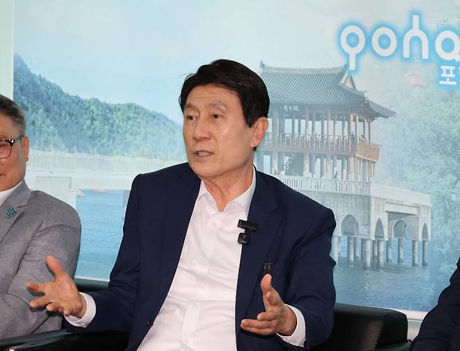 이강덕 포항시장이 4일 오전 시청 브리핑룸에서 기자간담회를 열고 지역경제 활력 회복 및 민생 안정을 위한 시정 운영 방향을 밝히고 있다.