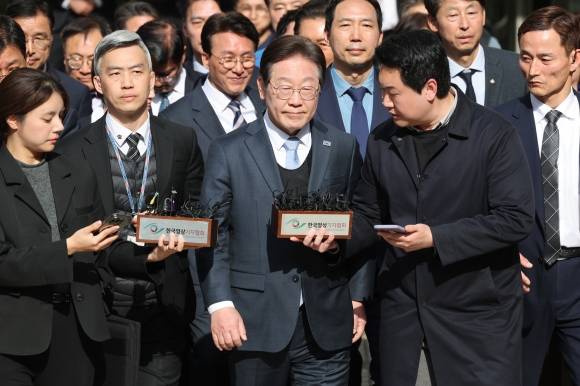 지난 3월 26일 이 당선인이 공직선거법 위반 사건 항소심에서 무죄를 선고받고 서울고법 청사를 떠나는 모습. 사진공동취재단