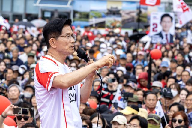 김문수 국민의힘 대선 후보가 2일 대구 동구 동대구역 광장에서 열린 울려라 함성, 들어라 승리의 메아리 대구 총괄거점유세에서 시민들에게 지지를 호소하고 있다. 대구=성형주 기자