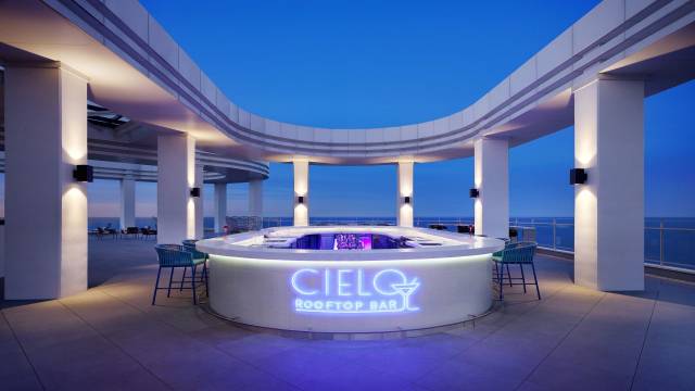 카시아속초의 루프톱바 시엘로. 서쪽으로는 설악산을, 동쪽으로는 바다를 즐길 수 있는 아름다운 전망을 자랑한다. 사진 제공=카시아속초