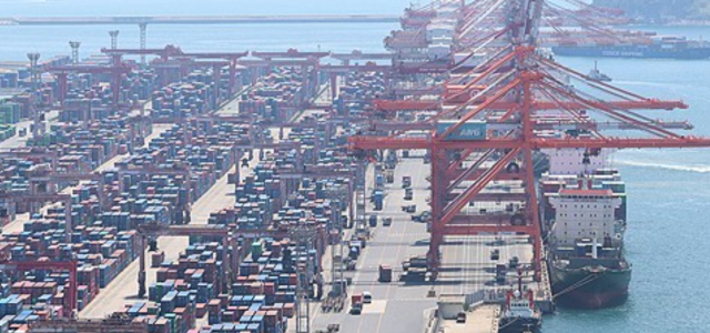 수출항에 수출 컨테이너가 선적을 기다리고 있다. 연합뉴스