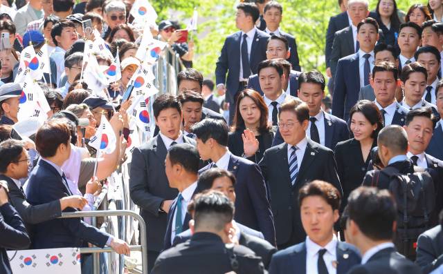 이재명 대통령과 김혜경 여사가 4일 인천 계양구 자택을 나서며 주민들과 지지자들에게 인사하고 있다. 연합뉴스