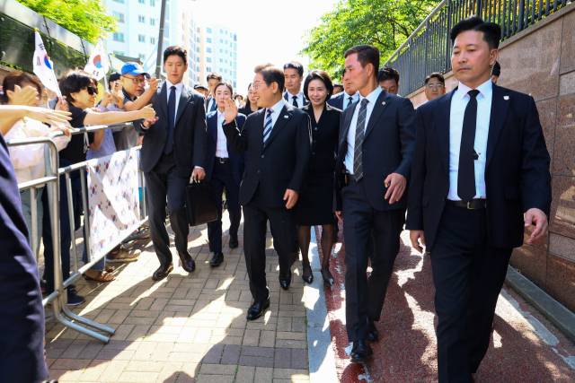 공식 일정 위해 사저를 출발하는 이재명 대통령. 연합뉴스