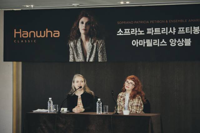 4일 서울 더플라자호텔에서 파트리샤 프티봉(오른쪽) 소프라노와 엘로이즈 가이야르 예술감독이 ‘2025 한화클래식’ 공연과 관련해 기자회견을 하고 있다. 사진 제공=한화그룹
