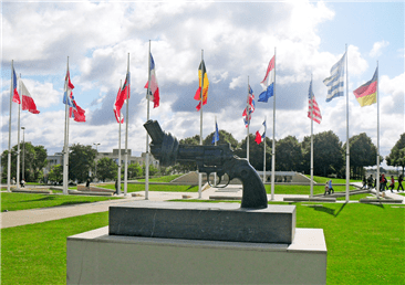 캉 전쟁기념관의 평화기원 기념 동상